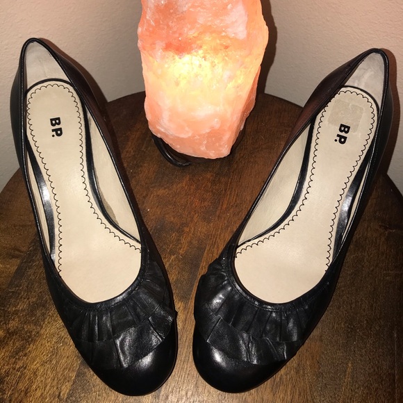 HOST PICK BP Black Ruffle Toe Leather Wedges Size 10 - Picture 2 of 7